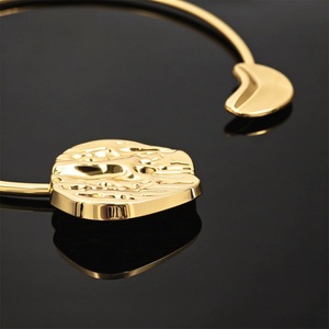กำไลข้อมือลายดาวทองและใบไม้ พร้อมห่วงคล้องคอและหัวเข็มขัดเคลือบโลหะ - Product Image 5