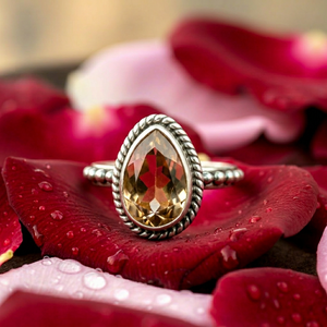 Bague de fiançailles vintage pour femme en argent 925 avec topaze naturelle taille poire sertie clos, idéale pour un cadeau d'anniversaire - Product Image 1