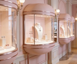 Vitrine murale élégante pour bijoux, en acrylique, avec dôme en verre, éclairage LED, cadre rose or, pour salle d'exposition - Product Image 1