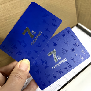 Cartes-cadeaux en PVC bleu personnalisées imprimées, texture gaufrée, estampage à chaud argenté, imperméables, durables, cartes de bons d'achat - Product Image 1
