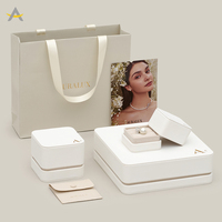 Boîte à bijoux en cuir PU de luxe avec pendentif en anneau de base et de couvercle de conception nouvelle avec logo personnalisé Auralux