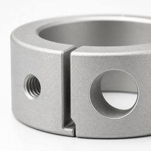 Collier de serrage fendu en aluminium usiné CNC, rainuré pour vis de réglage verticale, sablé, pour anneau de blocage d'arbre - Product Image 1