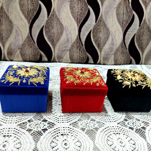กล่องเก็บเครื่องประดับทรงสี่เหลี่ยมลายนูน Zardozi สำหรับเด็กผู้หญิง ทำจาก MDF เคลือบผิวแบบไหม คุณภาพสูง ราคาดีที่สุดจาก Stonecrafts International เหมาะสำหรับเป็นของขวัญ - Product Image 1