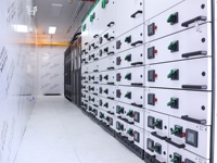 Centre de données à refroidissement liquide pour l'IA haute densité : Système modulaire préfabriqué avec suppression d'incendie