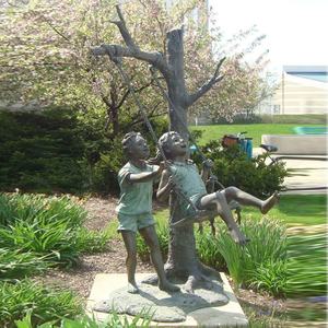 Vente flash Nouvelle statue d'enfants en bronze Meilleurs amis jouant dans le jardin Sculpture en métal personnalisée Modèle imprimé en laiton Technique - Product Image 3