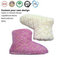 Chaussons d'hiver personnalisés OEM pour femmes, blancs, moelleux, doux et chauds, à semelle épaisse, pour intérieur, conformes à la norme californienne Prop 65, MOQ 500, directement