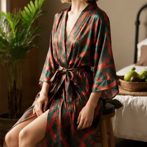 Peignoir personnalisé de haute qualité, pyjama élégant, robe chic pour <span class=keywords><strong>femme</strong></span>, cadeaux de Noël haut de gamme, robes de nuit en satin pour femmes - Product Image 2