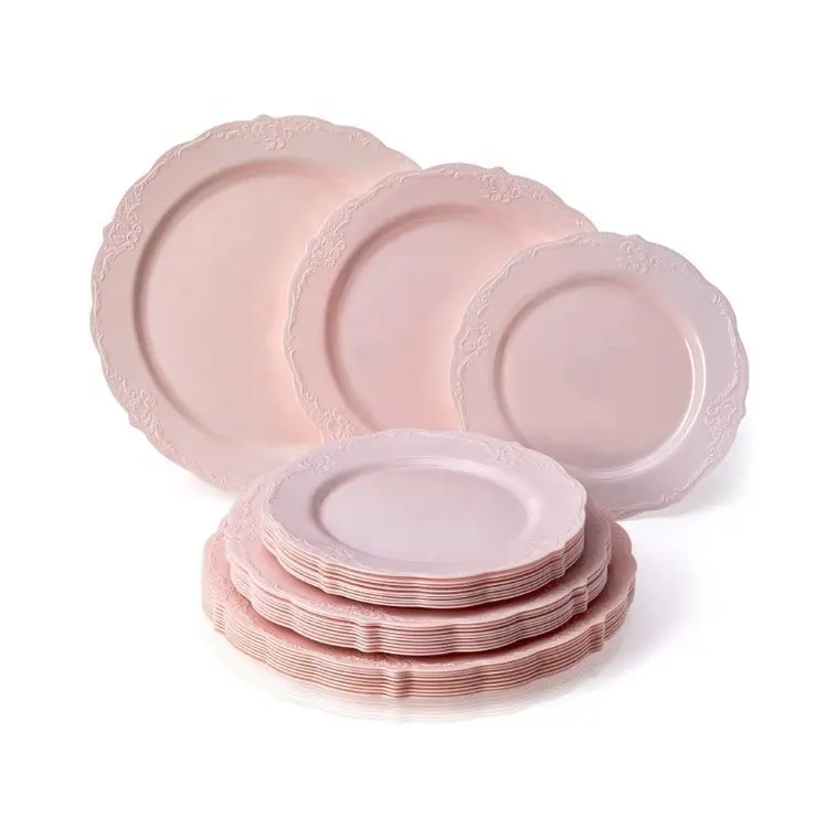 Placas de plástico rosas com jantar dourado e prato de sobremesa