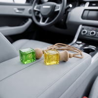 Vente en gros de flacons diffuseurs de parfum pour voiture en verre coloré mini 8ml personnalisés et vides, avec bouchon à vis en bois et cordon, pour désodorisant d'ambiance, direct usine