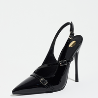 Sepatu hak tinggi model slingback warna hitam mengkilap dengan tali gesper tipis bergaya, penyangga lengkung kaki, dan penambah tinggi, cocok untuk kencan romantis di bar malam hari.