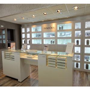 Vitrine à bijoux personnalisable, écologique et durable, avec éclairage LED, étagères à niveaux en verre, facile à nettoyer, personnalisable - Product Image 1