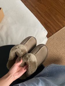 Vente en gros de pantoufles en fourrure imperméables personnalisées pour l'hiver, pour hommes et femmes, bottes de neige chaudes à la cheville avec empeignes en caoutchouc - Product Image 3