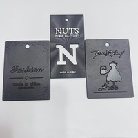 Label Pakaian Custom Berlogo Cetak Foil Emas Perak Desain Embos Tag Gantungan PVC Hitam untuk Tas dan Pakaian