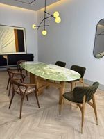 Table à manger ovale en marbre vert émeraude, plateau en pierre veinée verte et blanche, pieds cylindriques en bois naturel, style moderne et luxueux pour maison/villa/restaurant
