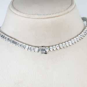 Collar de Oro Blanco de 18K con Diamantes en Corte Pera y Esmeralda, Joyería Fina de Lujo, Disponible a Buen Precio, Proveedor Indio - Product Image 3