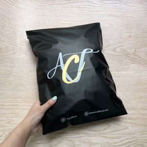 Enveloppes en polyéthylène noir mat personnalisées avec impression couleur - Sacs d'expédition de marque pour les marques de beauté et de mode - Product Image 4