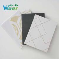 Plaques de plafond artistiques modernes en PVC stratifié, imperméables et insonorisantes, de gros pour fabricants, 595x595mm 600x600mm