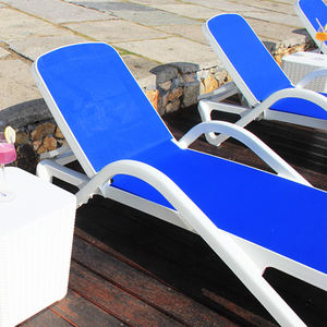 Venta al por mayor Camas de día de plástico al aire libre Poolside Sun Chaise Longue con reposabrazos - Product Image 4