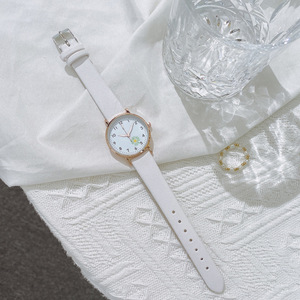 Reloj de cuarzo minimalista para mujer con correa de cuero rosa y diseño de esfera con margaritas - Product Image 4