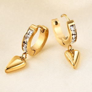 Pendientes Huggie en Forma de Corazón de 25MM, Acero Inoxidable Dorado con Zirconia Engastada en Canal, para Uso Diario - Product Image 2
