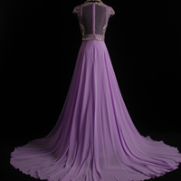 Robe de bal élégante et luxueuse en mousseline de soie lilas, à manches courtes, col en V, coupe trapèze, avec appliques florales en strass et traîne chapelle