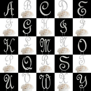 Adorno para pastel de bodas con diamantes de imitación y monograma dorado en cualquier letra A <span class=keywords><strong>B</strong></span> C D E F <span class=keywords><strong>G</strong></span> H I J K L M N O P Q R S T U <span class=keywords><strong>V</strong></span> W X Y Z - Product Image 2