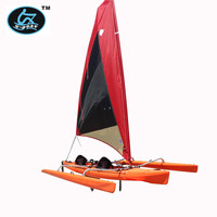 Trimaran à voile U-boat pour 2 personnes en HDPE avec propulsion à pédales, mât en carbone et trampoline, garantie de 2 ans, eaux océaniques