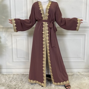 1893 #   Abaya Kimono de Qualité Supérieure avec Bordure en Dentelle Dorée, Fente Latérale et Broderies Dorées - Product Image 2