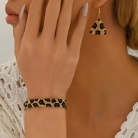 Ensemble de bijoux faits à la main avec des perles Miyuki Delica - Bracelet imprimé léopard bohème et boucles d'oreilles triangulaires pour femmes - Grossiste en bijoux