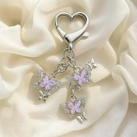 Porte-clés papillon orné de strass brillants avec mousqueton en forme de cœur pour la décoration des sacs à main et des sacs quotidiens