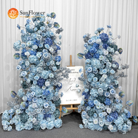 Susunan Bunga Pilar Buatan Tangan dengan Aksen Anthurium Warna Biru Ombre untuk Latar Belakang Acara Bridal Shower