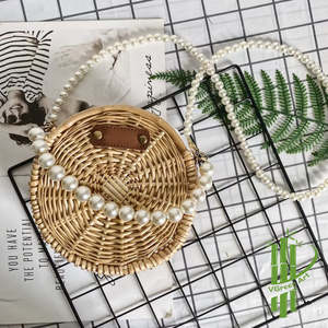 กระเป๋าสะพายข้างทรงกลมทำมือจากหวาย พร้อมสายสะพายไข่มุกสุดหรู กระเป๋าหวายสำหรับฤดูร้อนและชายหาด สำหรับผู้หญิง ของขวัญแฟชั่น - Product Image 5