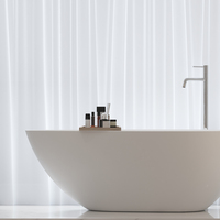 Baignoire autoportante ovale moderne en pierre artificielle blanc brillant, durable, avec drain central, modèle TONA NCL 1