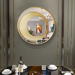 Miroir mural circulaire Cy, cadre en métal plaqué or, motif scénique, design minimaliste, fait main, style Mid-Century Modern, avec sonnerie horaire pour la maison - Product Image 5