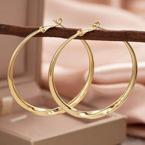 Orecchini a Cerchio E4495 in Stile Classico per Uso Quotidiano, Gioielli Unisex Placcati in Oro 14K, Forma Rotonda, Orecchini Raffinati - Product Image 4