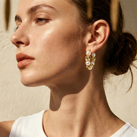 Boucles d'oreilles créoles en laiton plaqué or véritable, irrégulières, ondulées, avec perles blanches et fermoir à ressort, pour femmes