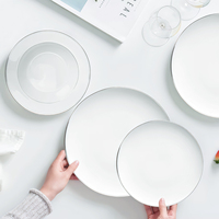 Assiettes de présentation personnalisables à bord argenté, vaisselle de luxe en porcelaine anglaise pour réception de mariage