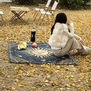 Manta Decorativa Multiusos Ecológica de 130x160cm con Diseño de Sol y Luna, Tejida a Mano, 100% Poliéster - Product Image 3