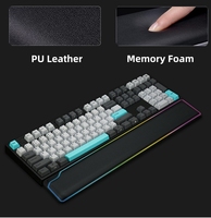 Nouvel ordinateur de bureau avec clavier RGB lumineux, souris, repose-poignets et grand repose-main en mousse à mémoire de forme.