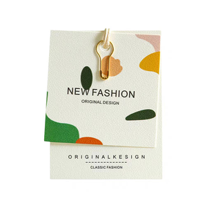 Etiquetas de papel oscilante de estampado en caliente ecológicas en relieve a la moda, etiquetas colgantes de LOGO mate de lujo para bolsas de ropa y zapatos, etiquetas colgantes personalizadas - Product Image 6