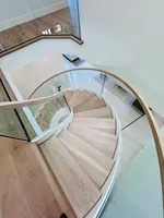 Escalier en colimaçon monolithique blanc Tanlong avec marches flottantes en bois dur et garde-corps en verre pour villa de luxe légère