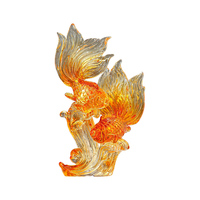 Sculpture transparente en résine ambrée de deux poissons rouges avec base ondulée, ornement de table porte-bonheur pour l'abondance annuelle