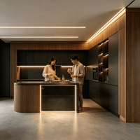 Ensemble d'armoires de cuisine modernes de luxe sur mesure, îlot en contreplaqué cannelé incurvé, évier, éclairage LED, finition mate foncée, robinet sans poignée, charnière