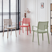 Chaises décoratives de style moderne de haute qualité meubles de salon chaises empilables d'extérieur modernes chaises de salle à manger en plastique coloré
