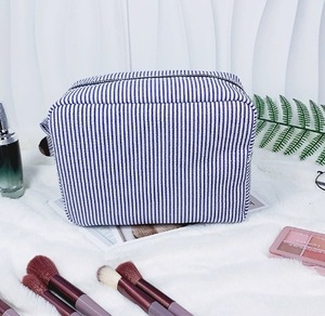 กระเป๋าเครื่องสำอางแบบมีซิปปักลาย Wolfun แฟชั่น รับทำโลโก้ กระเป๋าจัดระเบียบสำหรับเดินทาง กระเป๋าแต่งหน้า สำหรับเพื่อนเจ้าสาว งานแต่งงาน ผู้หญิง ลายทาง ผ้าซีร์ซักเกอร์ ผลิตในจีน - Product Image 3