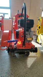 Cortadora de Concreto Amarilla a Gasolina con Motor y Ruedas para Uso en Construcción - Product Image 4