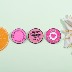 Pin de Esmalte de Swiftie Orgullosa, Broche con Letras de Música, Insignia de Solapa, Joyería, Regalo para Fans y Amigos, Venta al por Mayor - Product Image 2