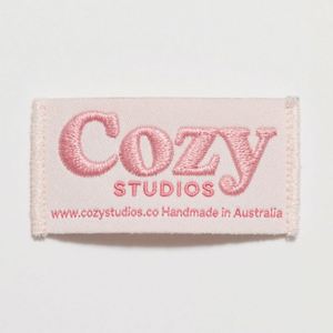 Etiquetas de Cuello Personalizadas Ecológicas de Damasco Negro, Etiquetas Tejidas con Nombre y Logotipo, Forma Personalizada para Ropa, Bolsas, Zapatos - Product Image 3