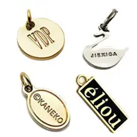 Logotipo de diseño personalizado de pulido de espejo, colgante de oro, plata, negro, etiquetas de joyería de Metal, dijes para pulsera de collar artesanal