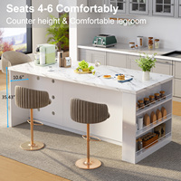 Meubles de cuisine modernes et élégants avec îlot, tabourets de bar commerciaux pour sept personnes, comptoir contemporain aspect marbre imperméable
